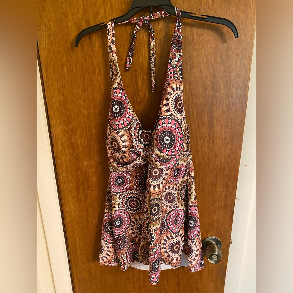 NWT beautiful geometric patterned tankini top from Yonique, size XL.